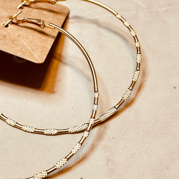 Gold Tone Large Hoop Earrings Alternating Between Polished & Textured Vintage - Picture 5 of 7